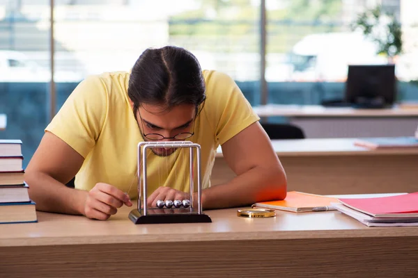 Jovem estudante físico se preparando para exames em sala de aula — Fotografia de Stock