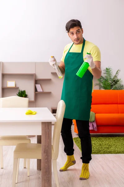 Jonge mannelijke aannemer schoonmaken van het huis binnen — Stockfoto