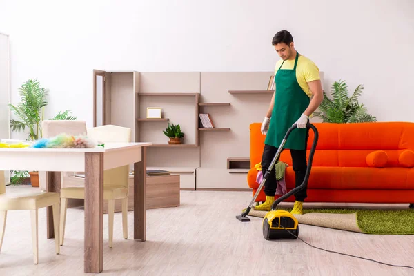 Jonge mannelijke aannemer schoonmaken van het huis binnen — Stockfoto