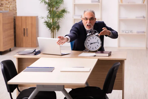 Old male employer in time management concept — Stock Photo, Image