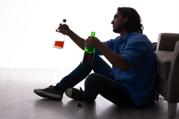 Junger Mann leidet unter Alkoholismus — Stockfoto