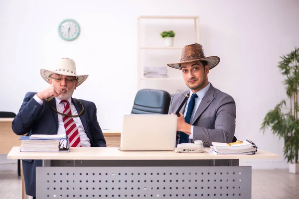 Dos empleados vaqueros masculinos en concepto divertido —  Fotos de Stock