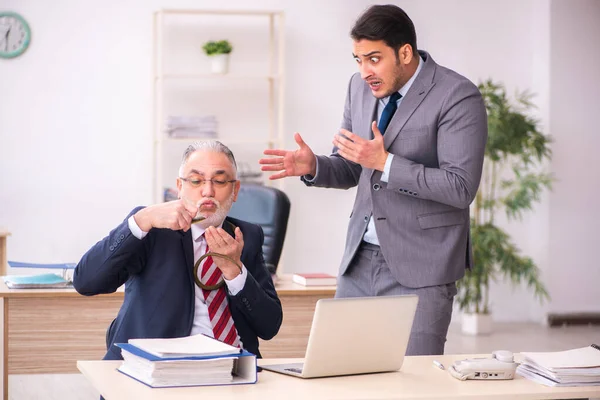 Viejo jefe hombre sosteniendo serpiente en su cuello — Foto de Stock