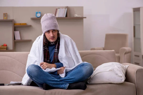 Jeune homme souffrant à la maison — Photo