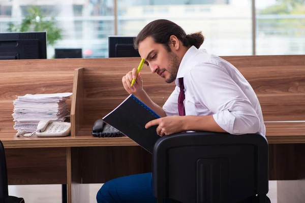 Jeune employé masculin et trop de travail au bureau — Photo