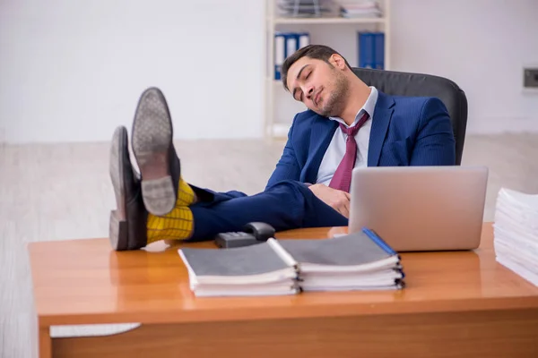 Jonge zakenman en te veel werk op kantoor — Stockfoto