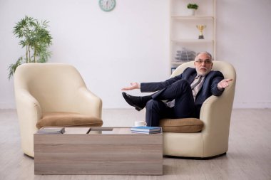 Eski işadamı iş görüşmesini bekliyor.