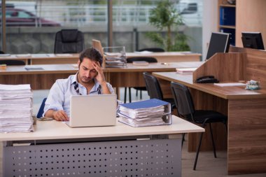 Ofiste çalışan genç bir erkek.