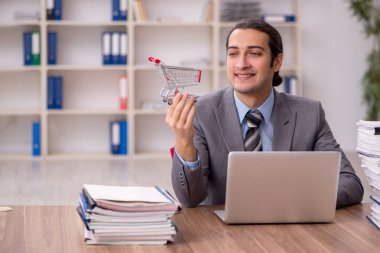 E-ticaret konsepti genç erkek çalışanı