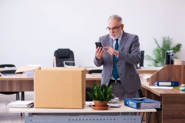 Eski erkek çalışanın işinden kovulması.