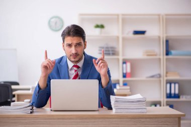 Ofiste çalışan çekici bir genç.