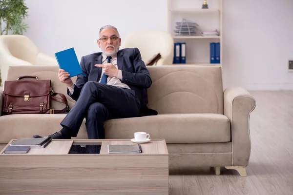 Antiguo empleado de negocios esperando una reunión de negocios — Foto de Stock