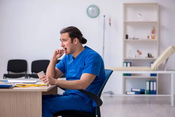 Junge, kranke Ärztin nach Nachtschicht unglücklich — Stockfoto