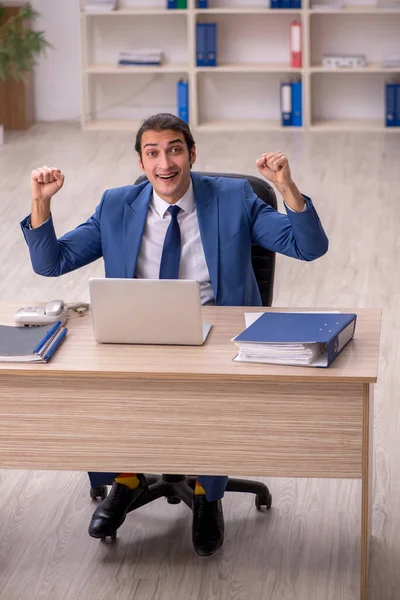 Joven empleado masculino sentado en la oficina —  Fotos de Stock