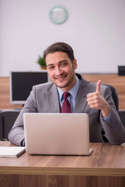 Empleado joven empresario que trabaja en la oficina — Foto de Stock