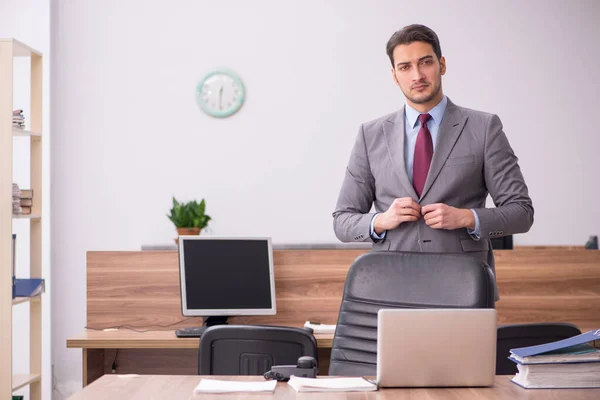 Jeune homme d'affaires employé travaillant dans le bureau — Photo