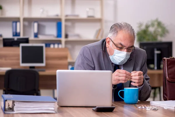 Coronavirus infetto vecchio impiegato uomo d'affari seduto nel off — Foto Stock