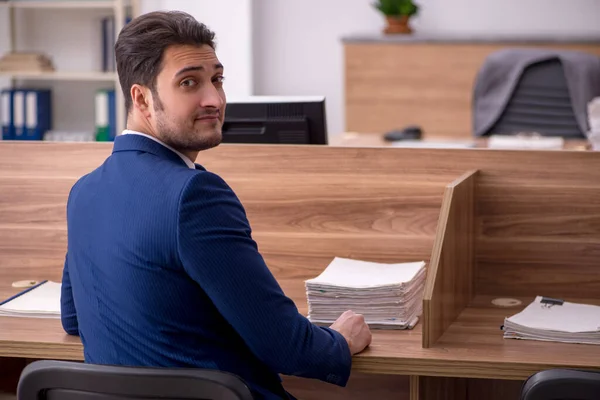 Jovem empresário empregado que trabalha no escritório — Fotografia de Stock