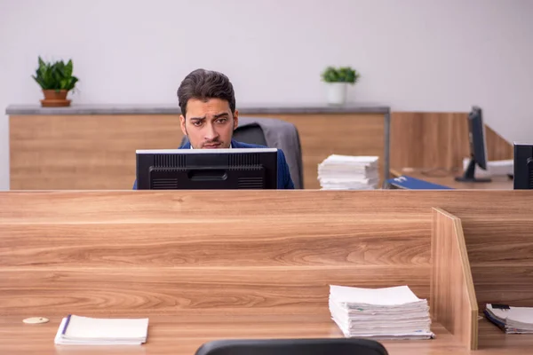 Empleado joven empresario que trabaja en la oficina —  Fotos de Stock