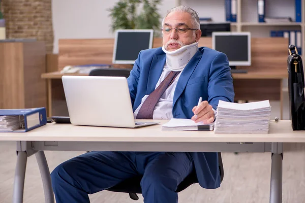 Alter Geschäftsmann nach Arbeitsunfall im Büro — Stockfoto
