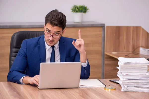 Empleado joven empresario que trabaja en la oficina —  Fotos de Stock