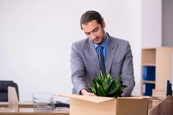 Jovem empregado masculino sendo demitido de seu trabalho — Fotografia de Stock