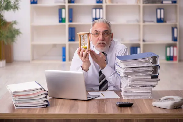 Dipendente di sesso maschile anziano nel concetto di gestione del tempo — Foto Stock