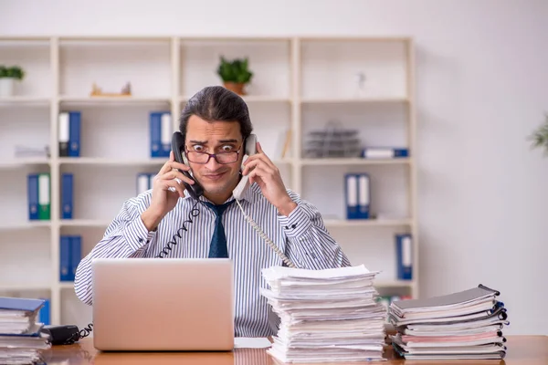 Jeune employé masculin mécontent du travail excessif au bureau — Photo