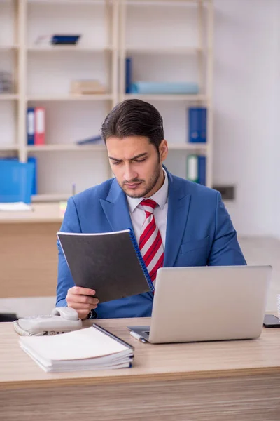 Junge attraktive Mitarbeiter im Büro — Stockfoto