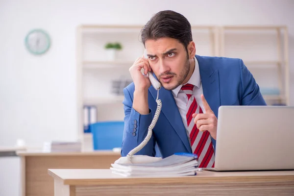 Jeune employé attrayant travaillant dans le bureau — Photo