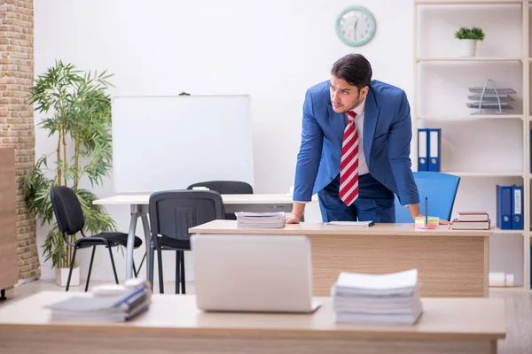 Jeune employé attrayant travaillant dans le bureau — Photo