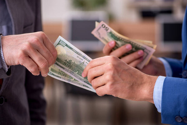 Два работника мужского пола в концепции оплаты труда