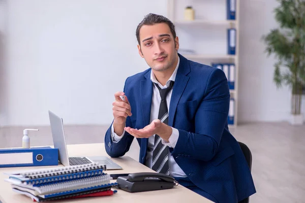 Trabalhador masculino doente que sofre no local de trabalho — Fotografia de Stock