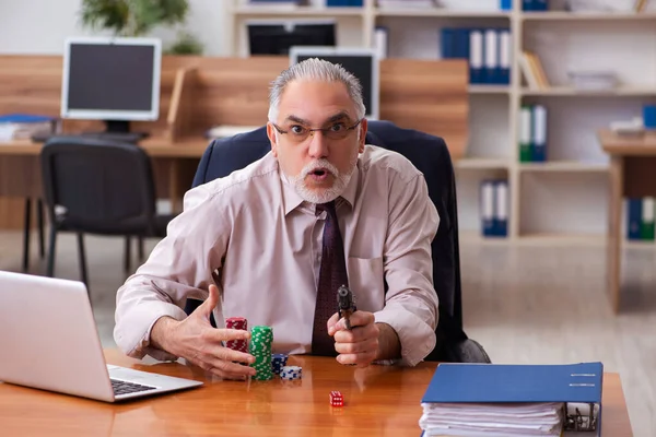 Empresário no escritório jogando jogos — Fotografia de Stock