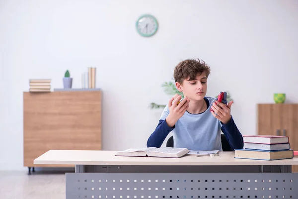 Schooljongen die thuis hartmodel studeert — Stockfoto