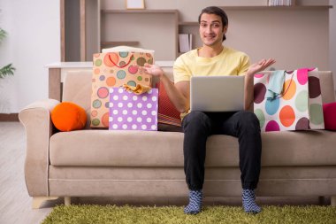 Genç adam internet üzerinden hediye kutuları sipariş ediyor