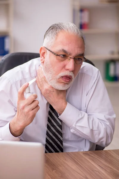Stárnoucí zaměstnanec trpící na pracovišti — Stock fotografie