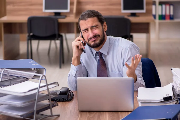 Ung affärsman anställd missnöjd med överdrivet arbete i — Stockfoto