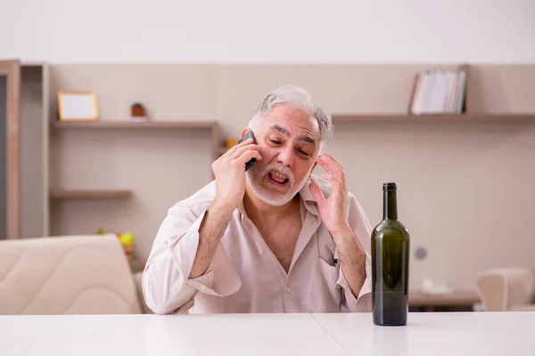 Alter Mann trinkt zu Hause Alkohol — Stockfoto