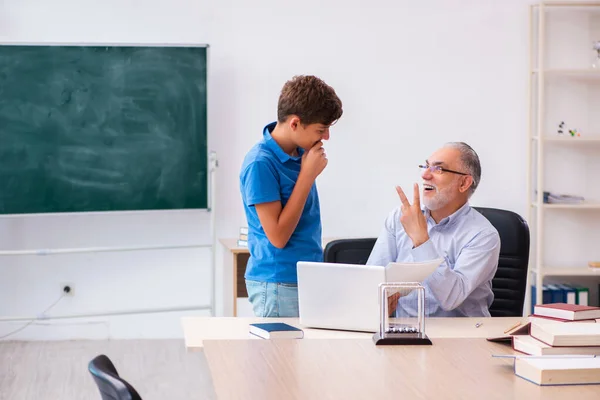 Viejo maestro y colegial en el aula —  Fotos de Stock