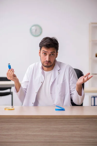 Jovem médico químico masculino segurando frasco para injetáveis — Fotografia de Stock