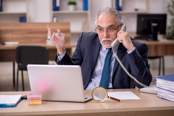 Gammal affärsman anställd sitter på arbetsplatsen — Stockfoto