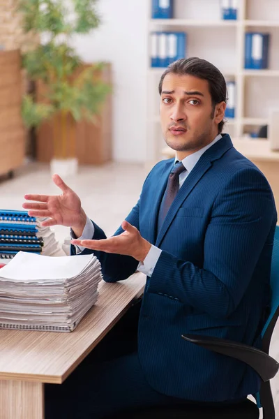 Junge männliche Mitarbeiter unzufrieden mit exzessiver Arbeit — Stockfoto