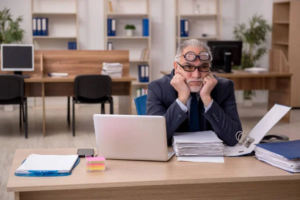 Alter männlicher Mitarbeiter Auditor trägt am Arbeitsplatz viele Brillen — Stockfoto