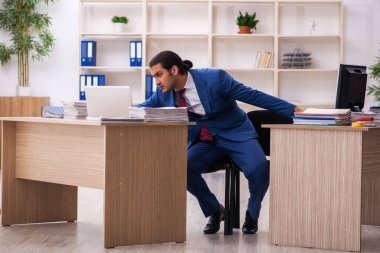 Çoklu görev kavramında çalışan genç bir erkek.