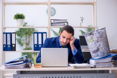 Genç işadamı bir sürü pape ile yeni fikirleri reddediyor.