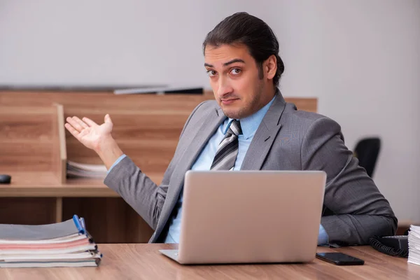 Junge männliche Angestellte im Büro — Stockfoto