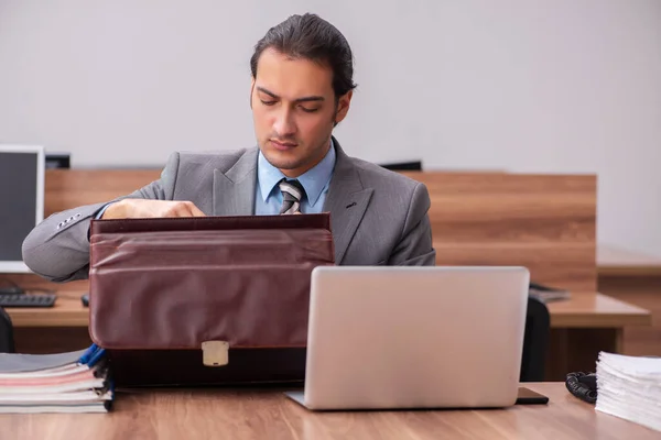 Joven empleado masculino que trabaja en la oficina — Foto de Stock