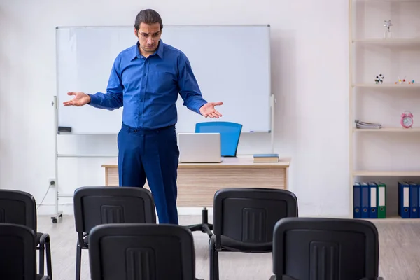 Jonge mannelijke business trainer maakt presentatie tijdens pandemie — Stockfoto