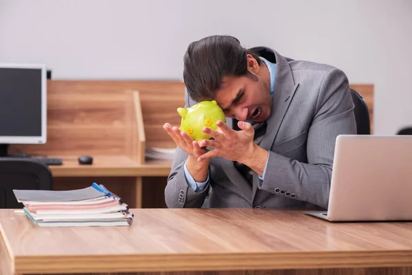 Jeune homme salarié à la retraite concept — Photo